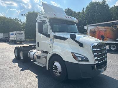 Freightliner Cascadia 126 Day Cab Truck - 435HP, 12 Speed Automatic