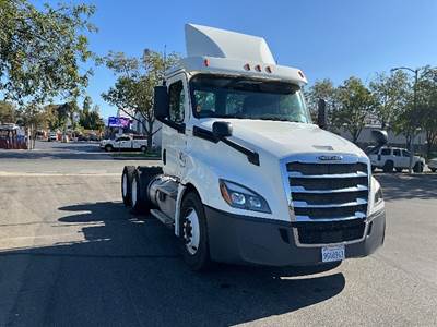 Freightliner Cascadia 126 Day Cab Truck - 435HP, 12 Speed Automatic