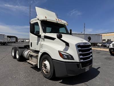 Freightliner T12664ST Day Cab Truck - 435HP, 12 Speed Automatic