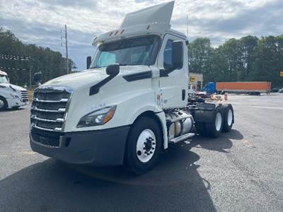 Freightliner T12664ST Day Cab Truck - 435HP, 12 Speed Automatic
