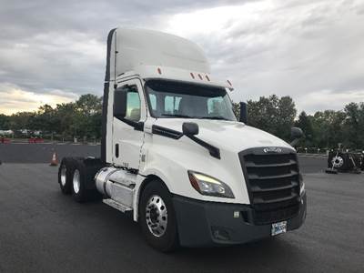 Freightliner Cascadia 126 Day Cab Truck - 455HP, 12 Speed Automatic