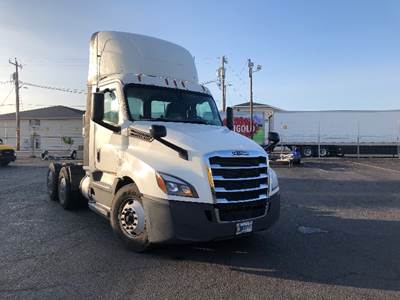 Freightliner Cascadia 126 Day Cab Truck - 505HP, 12 Speed Automatic