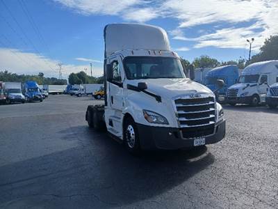 Freightliner Cascadia 126 Day Cab Truck - 450HP, 12 Speed Automatic