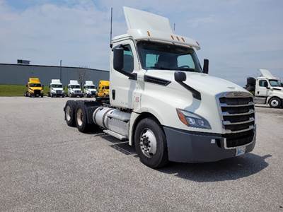 Freightliner Cascadia 126 Day Cab Truck - 435HP, 12 Speed Automatic