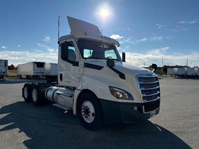 Freightliner Cascadia 126 Day Cab Truck - 435HP, 12 Speed Automatic
