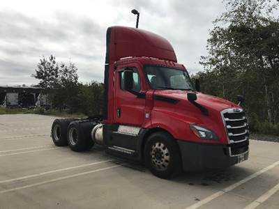 Freightliner Cascadia 126 Day Cab Truck - 400HP, 12 Speed Automatic