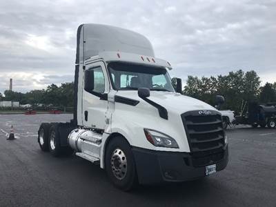 Freightliner Cascadia 126 Day Cab Truck - 455HP, 12 Speed Automatic