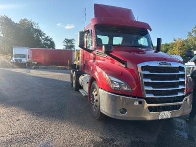 Freightliner Cascadia 126 Day Cab Truck - 470HP, 12 Speed Automatic