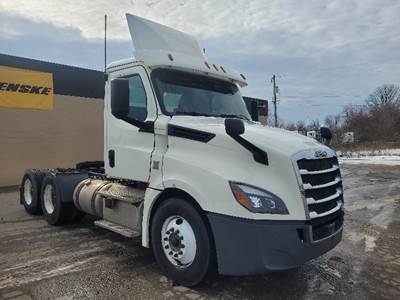Freightliner Cascadia 126 Day Cab Truck - 435HP, 12 Speed Automatic