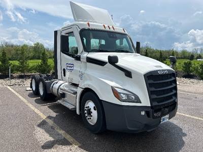 Freightliner Cascadia 126 Day Cab Truck - 435HP, 12 Speed Automatic