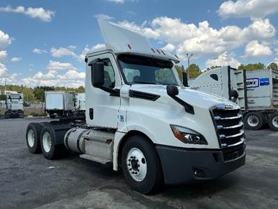Freightliner Cascadia 126 Day Cab Truck - 435HP, 12 Speed Automatic