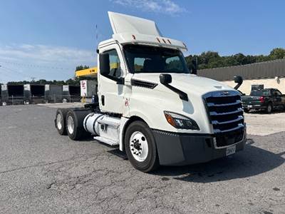 Freightliner Cascadia 126 Day Cab Truck - 435HP, 12 Speed Automatic