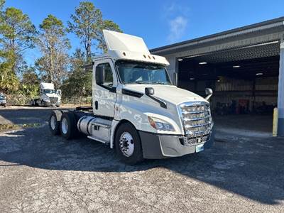 Freightliner Cascadia 126 Day Cab Truck - 435HP, 12 Speed Automatic