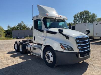 Freightliner Cascadia 126 Day Cab Truck - 435HP, 12 Speed Automatic