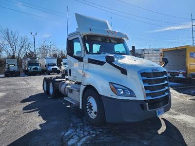 Freightliner T12664ST Day Cab Truck - 435HP, 12 Speed Automatic