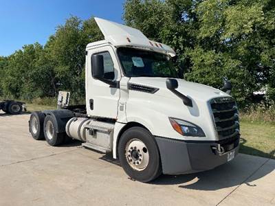 Freightliner Cascadia 126 Day Cab Truck - 435HP, 12 Speed Automatic