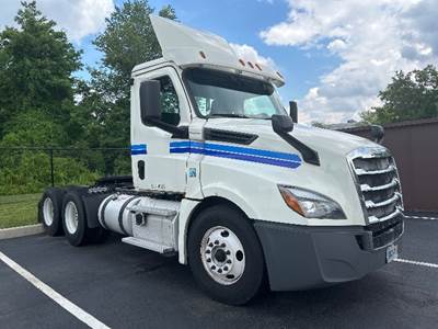 Freightliner Cascadia 126 Day Cab Truck - 435HP, 12 Speed Automatic