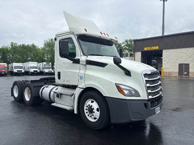 Freightliner Cascadia 126 Day Cab Truck - 435HP, 12 Speed Automatic