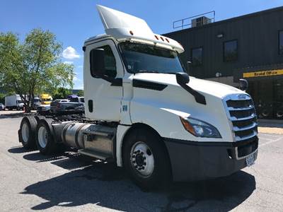 Freightliner Cascadia 126 Day Cab Truck - 435HP, 12 Speed Automatic