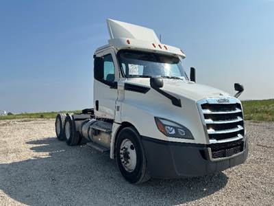 Freightliner Cascadia 126 Day Cab Truck - 435HP, 12 Speed Automatic