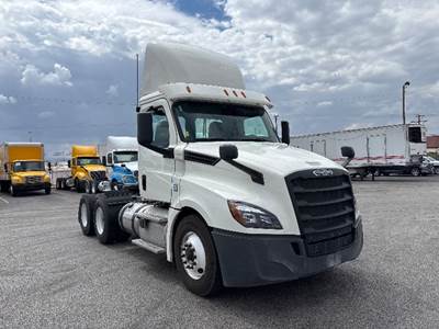 Freightliner Cascadia 126 Day Cab Truck - 435HP, 12 Speed Automatic