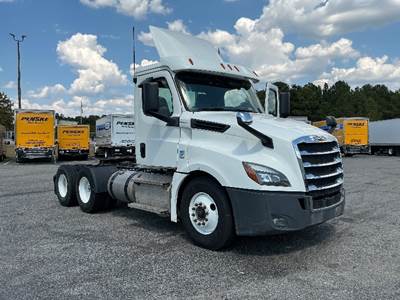 Freightliner Cascadia 126 Day Cab Truck - 435HP, 12 Speed Automatic