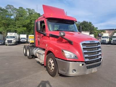 Freightliner Cascadia 126 Day Cab Truck - 470HP, 12 Speed Automatic
