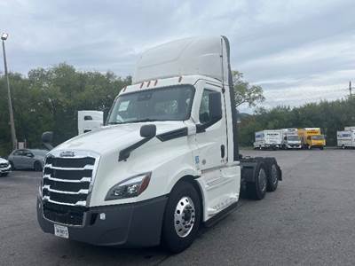 Freightliner Cascadia 126 Day Cab Truck - 450HP, 12 Speed Automatic