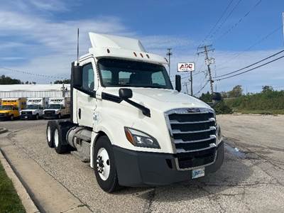 Freightliner Cascadia 126 Day Cab Truck - 435HP, 12 Speed Automatic
