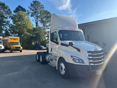 Freightliner Cascadia 126 Day Cab Truck - 435HP, 12 Speed Automatic