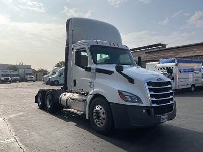 Freightliner Cascadia 126 Day Cab Truck - 475HP, 12 Speed Automatic