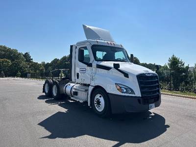 Freightliner Cascadia 126 Day Cab Truck - 435HP, 12 Speed Automatic