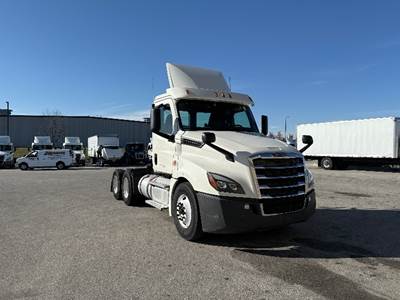 Freightliner Cascadia 126 Day Cab Truck - 435HP, 12 Speed Automatic