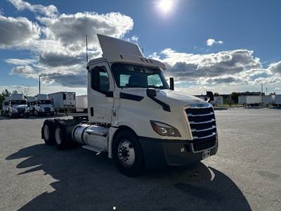 Freightliner Cascadia 126 Day Cab Truck - 435HP, 12 Speed Automatic