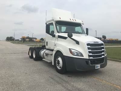 Freightliner Cascadia 126 Day Cab Truck - 435HP, 12 Speed Automatic