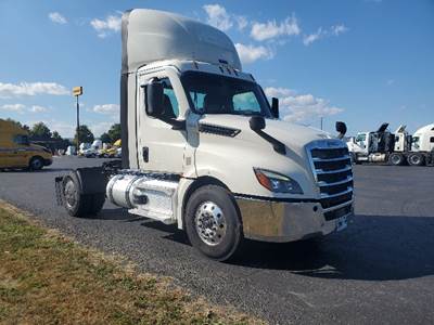 Freightliner Cascadia 126 Single Axle Day Cab Truck - 455HP, 12 Speed Automatic