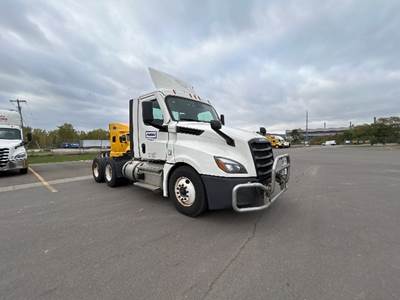 Freightliner Cascadia 126 Day Cab Truck - 435HP, 12 Speed Automatic