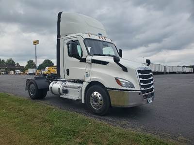 Freightliner Cascadia 126 Single Axle Day Cab Truck - 455HP, 12 Speed Automatic