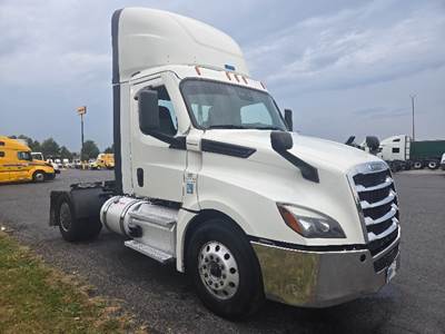 Freightliner Cascadia 126 Single Axle Day Cab Truck - 455HP, 12 Speed Automatic