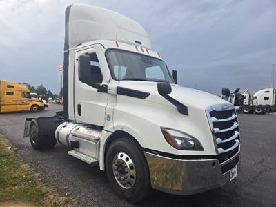 Freightliner Cascadia 126 Single Axle Day Cab Truck - 455HP, 12 Speed Automatic