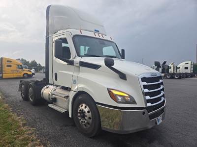 Freightliner Cascadia 126 Day Cab Truck - 455HP, 12 Speed Automatic