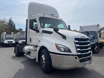 Freightliner Cascadia 126 Single Axle Day Cab Truck - 455HP, 12 Speed Automatic