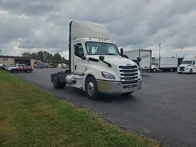 Freightliner Cascadia 126 Single Axle Day Cab Truck - 455HP, 12 Speed Automatic