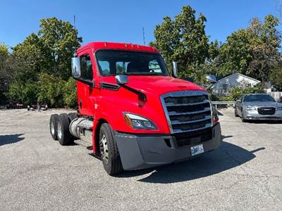 Freightliner Cascadia 126 Day Cab Truck - 450HP, 12 Speed Automatic