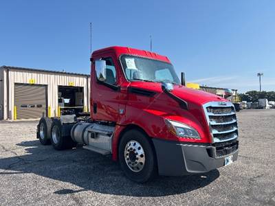 Freightliner Cascadia 126 Day Cab Truck - 450HP, 12 Speed Automatic