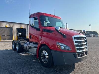 Freightliner Cascadia 126 Day Cab Truck - 450HP, 12 Speed Automatic