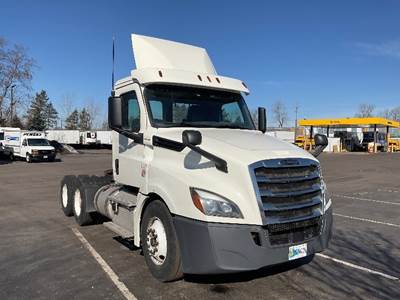 Freightliner Cascadia 126 Day Cab Truck - 435HP, 12 Speed Automatic