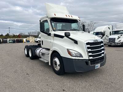Freightliner Cascadia 126 Day Cab Truck - 435HP, 12 Speed Automatic
