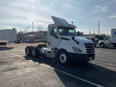 Freightliner Cascadia 126 Day Cab Truck - 435HP, 12 Speed Automatic