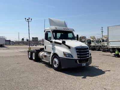 Freightliner Cascadia 126 Day Cab Truck - 435HP, 12 Speed Automatic